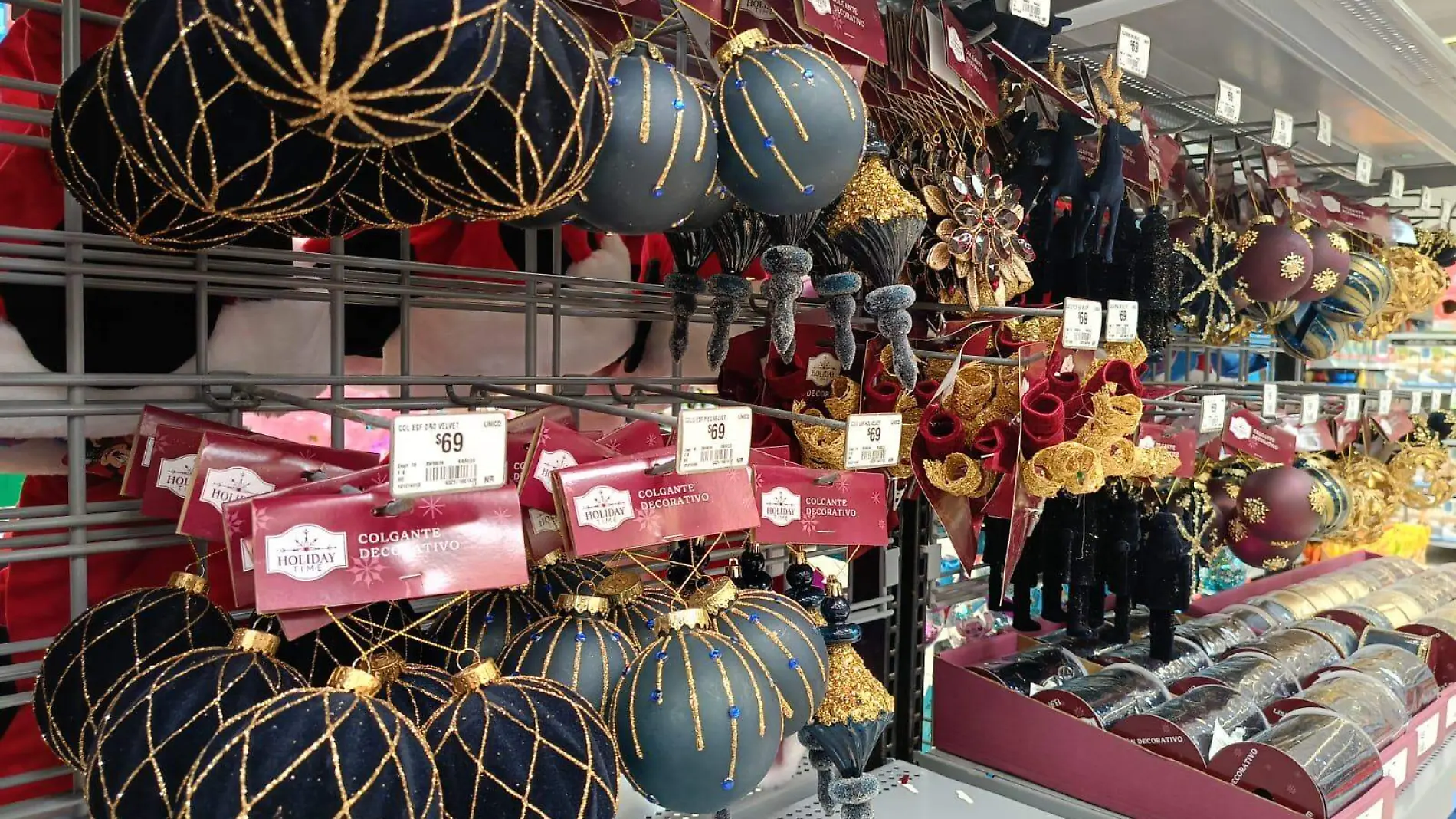 Tiendas ya muestran sus productos de Navidad